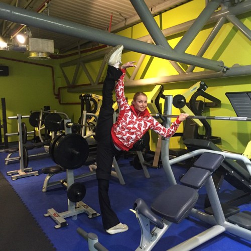 Волочкова занимается физическими упражнениями 
