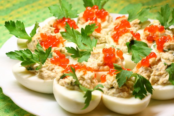 Рецепт 
                Новогодние рецепты: Фаршированные яйца с красной икрой
            