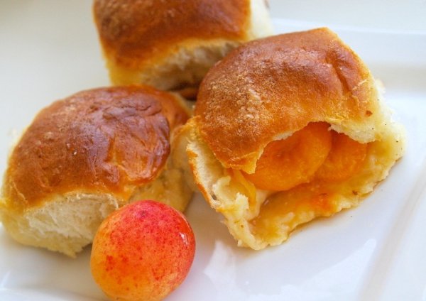 Рецепт 
                Летний завтрак: Булочки с абрикосами
            