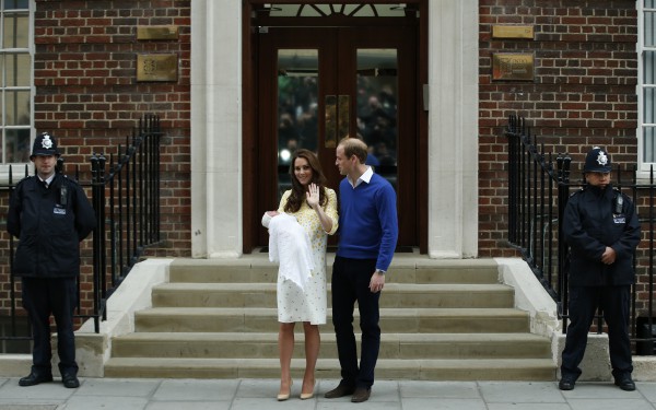 Кейт Мидллтон с принцем Уильямом и новорожденной дочкой