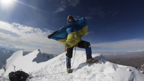 Дмитрий Комаров развернул флаг Украины на вершине Уайна Потоси 1 января