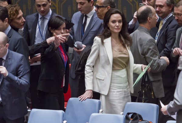 Анджелина Джоли появилась на публике без нижнего белья