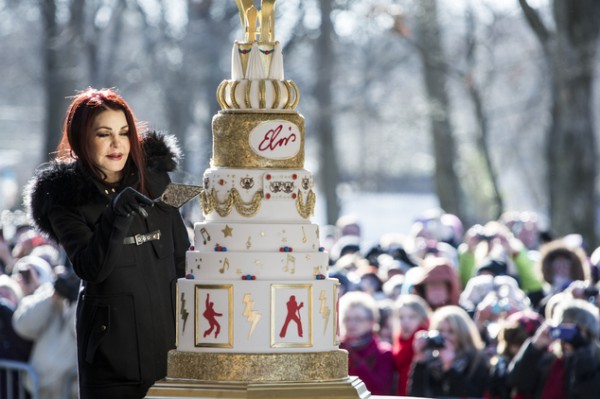 Жена Элвиса Пресли торжественно разрезала торт в честь дня рождения артиста на глазах у собравшихся людей
