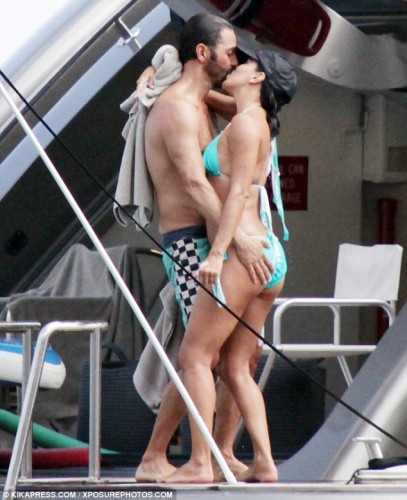 Ева Лонгория страстно целовалась с возлюбленным на яхте