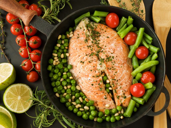 Рецепт 
                Жареные стейки лосося с овощами
            