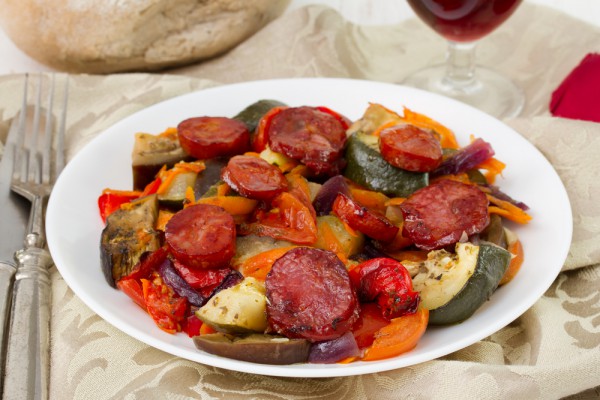 Рецепт 
                Запеченные овощи с колбасками
            