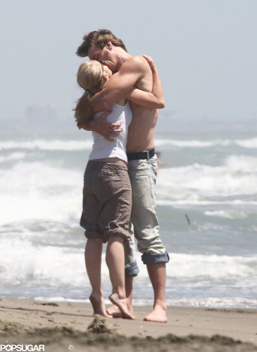  Кристен Белл и Дэкс Шепард обнимаются на пляже в Риме в июне 2008 года