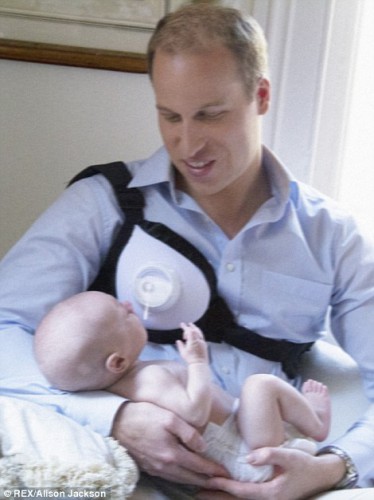 Фейковая Кейт Миддлтон нянчит ребенка, а принц Уильям кормит ...