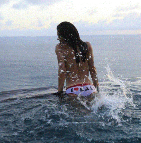 37-летняя Екатерина Климова купается топлес на Бали