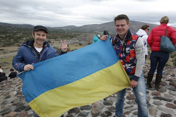 Вакарчук и Комаров встретились в Мексике и развернули украинский флаг