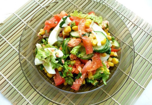 Рецепт 
                Рыбный салат с овощами и кукурузой
            