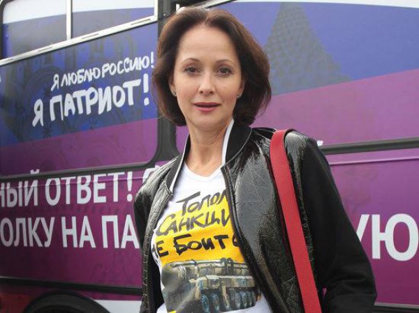 Ольга Кабо в футболке с надписью 