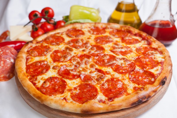 Рецепт 
                Пицца с помидорами и салями
            