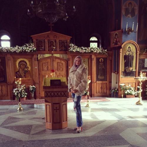Анастасия Волочкова посетила храм instagram.com/volochkova_art