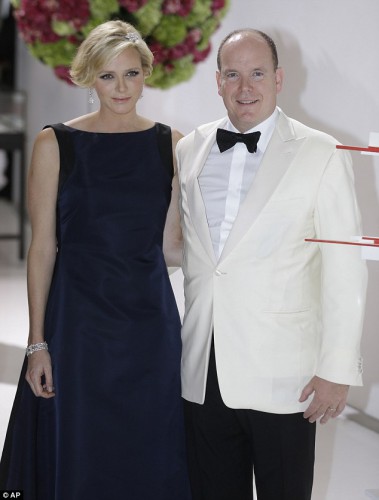 Беременная княгиня Монако с мужем на благотворительном балу