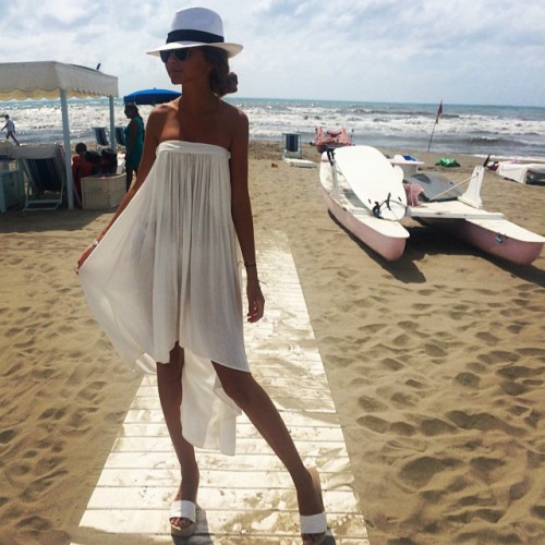 Дочь Маликова позирует на пляже