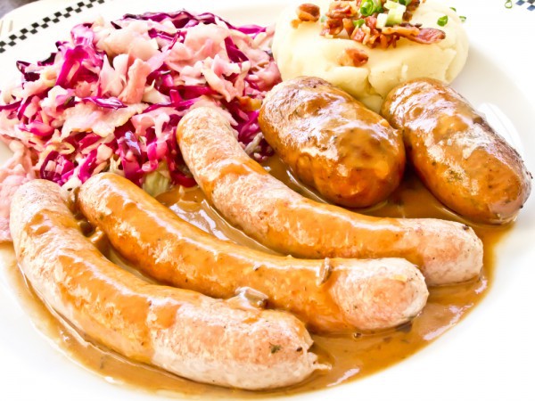 Рецепт 
                Сосиски с картофельным пюре и салатом из капусты
            