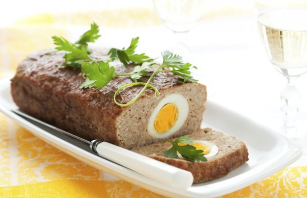 Рецепт 
                Пасхальный рецепт: Мясной рулет, фаршированный отварными яйцами
            