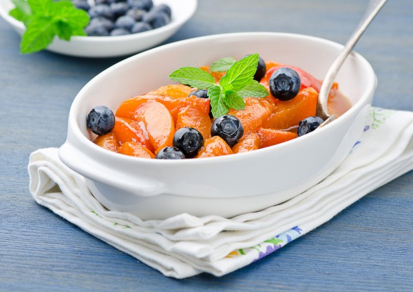 Рецепт 
                Салат из персиков с черникой
            