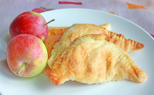 Рецепт 
                Пирожки из слоеного теста с изюмом и яблоками
            