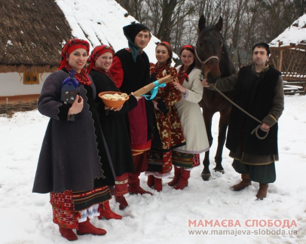 Хозяйки Мамаевой Слободы щедро накормят посетителей украинскими варениками