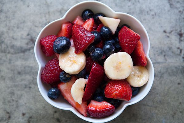Рецепт 
                Салат из летних ягод с бананами
            