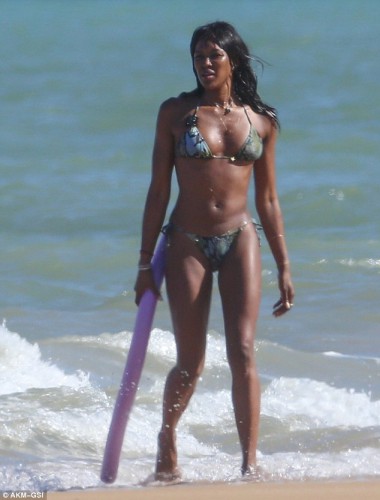 Наоми Кэмпбелл похвасталась своей фигурой на бразильском пляже