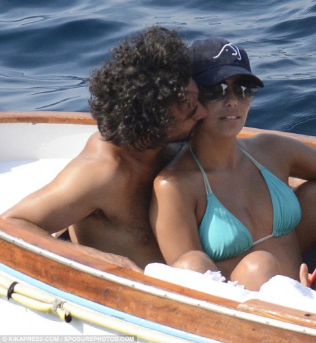 Ева Лонгория страстно целовалась с возлюбленным на яхте