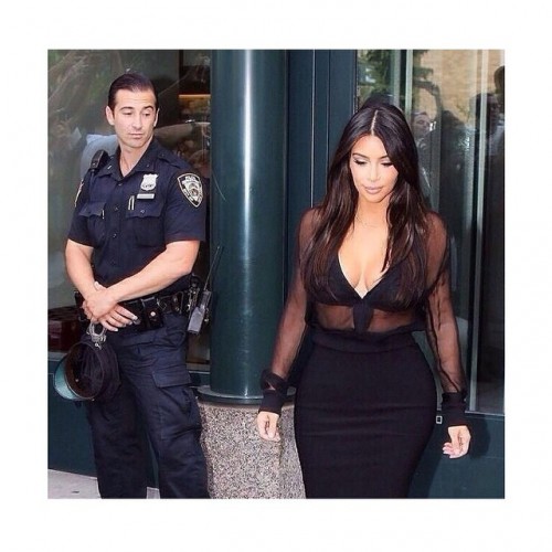 Полицейский засмотрелся на ягодицы Ким Кардашян instagram.com/kimkardashian