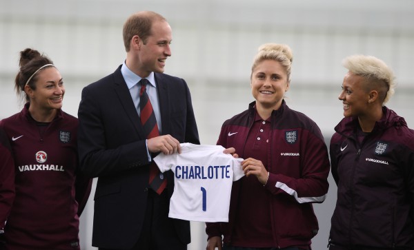 Английская женская футбольная команда преподнесла для дочки принца Уильяма именную футболку
