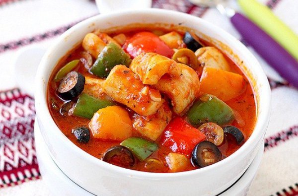 Рецепт 
                Кальмары в томатном соусе с оливками и сладким перцем
            