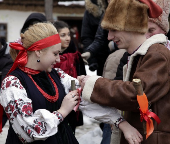 Гости Этнографического центра Украинское село поучавствуют в обряде Колодки