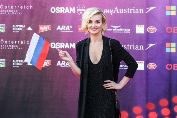  Представительница России пыталась покорить Евровидение 2015 глубоким декольте