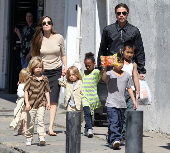 Брэд и Джоли со своими детьми