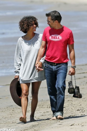 Холли Берри и Оливер Мартинез держатся за руки во время романтической прогулки по пляжу Малибу в мае 2012