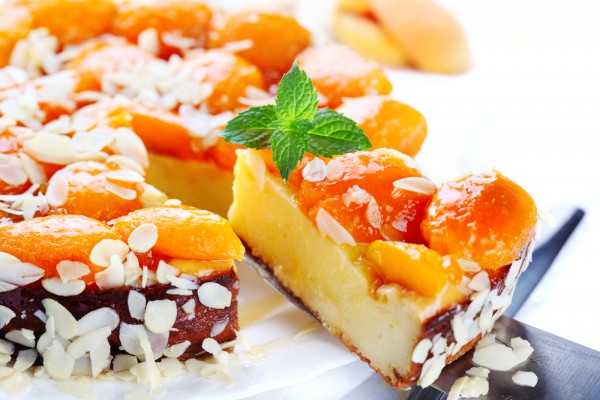 Рецепт 
                Творожная запеканка с абрикосами и миндалем
            