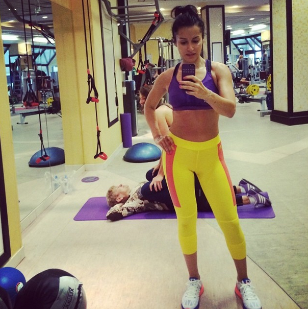 Тина Канделаки тренируется в спортзале