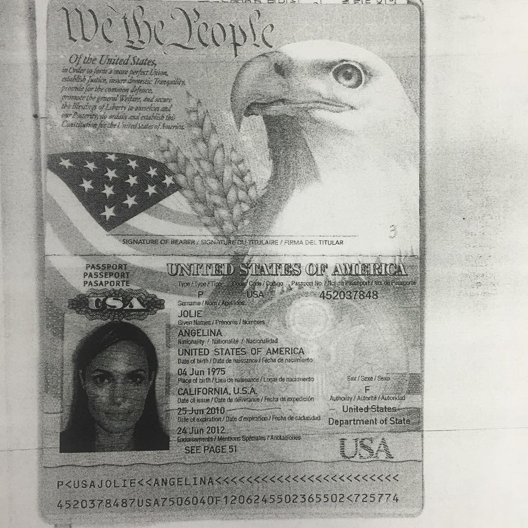 Копия паспорта Анджелины Джоли попала в Сеть