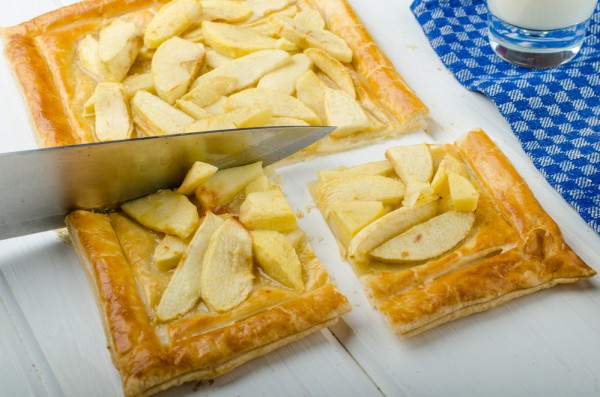 Рецепт 
                Пирог из слоеного теста с яблоками
            