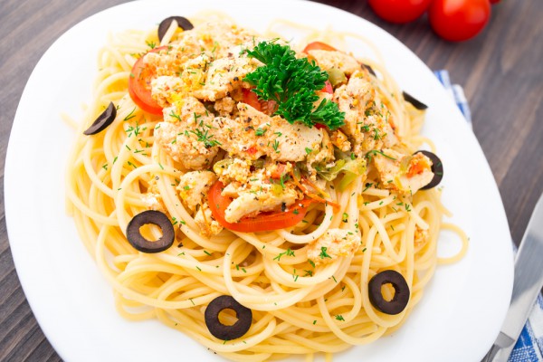 Рецепт 
                Спагетти с курицей и оливками
            