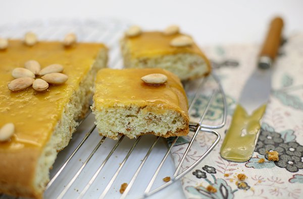 Рецепт 
                Пирог с жареным миндалем и медовой ириской
            