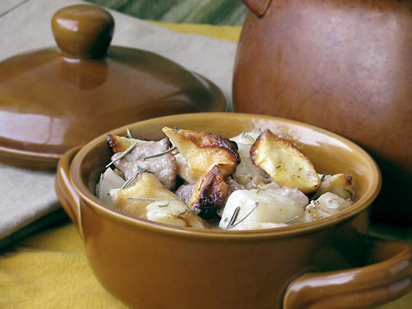 Рецепт 
                Картофель с мясом и сушёными яблоками в горшочке
            