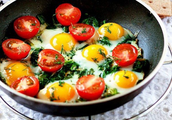 Рецепт 
                Глазунья из перепелиных яиц с помидорами и шпинатом
            