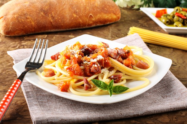 Рецепт 
                Спагетти в томатном соусе с беконом
            