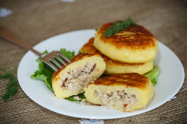 Рецепт 
                Картофельные зразы с курицей и сыром
            