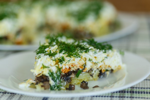 Рецепт 
                Слоеный салат из картофеля и грибов
            