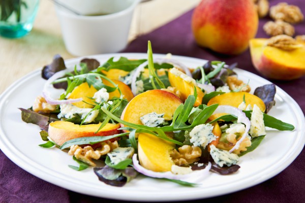 Рецепт 
                Салат из персиков, орехов и сыра
            