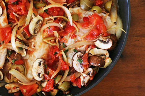 Рецепт 
                Тушеная рыба с овощами и оливками
            