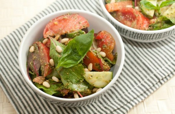 Рецепт 
                Овощной салат с соусом песто
            