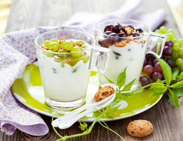 Рецепт 
                Домашний йогурт с печеньем и виноградом
            